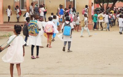 Crianças da Muxima arriscam vidas em transporte precário para chegar à escola
