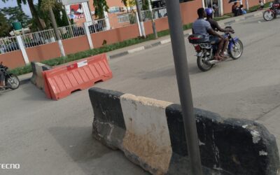 Moto-taxistas desrespeitam restrições e circulam em via interditada por obras em Caxito