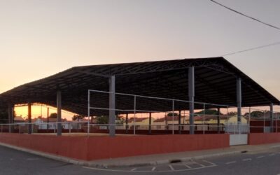 Caxito: Campo multiuso do Mifuma gera críticas quanto à qualidade da estrutura metálica