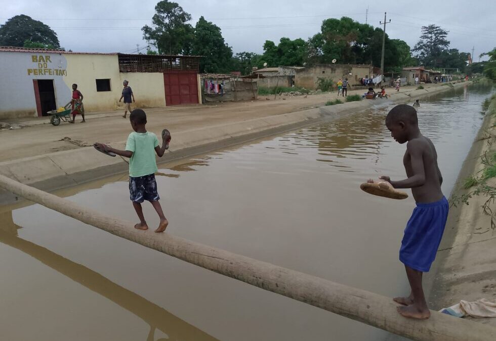 Após reportagem da Uyele, moradores retiram ponte improvisada para evitar acidentes no Riceno